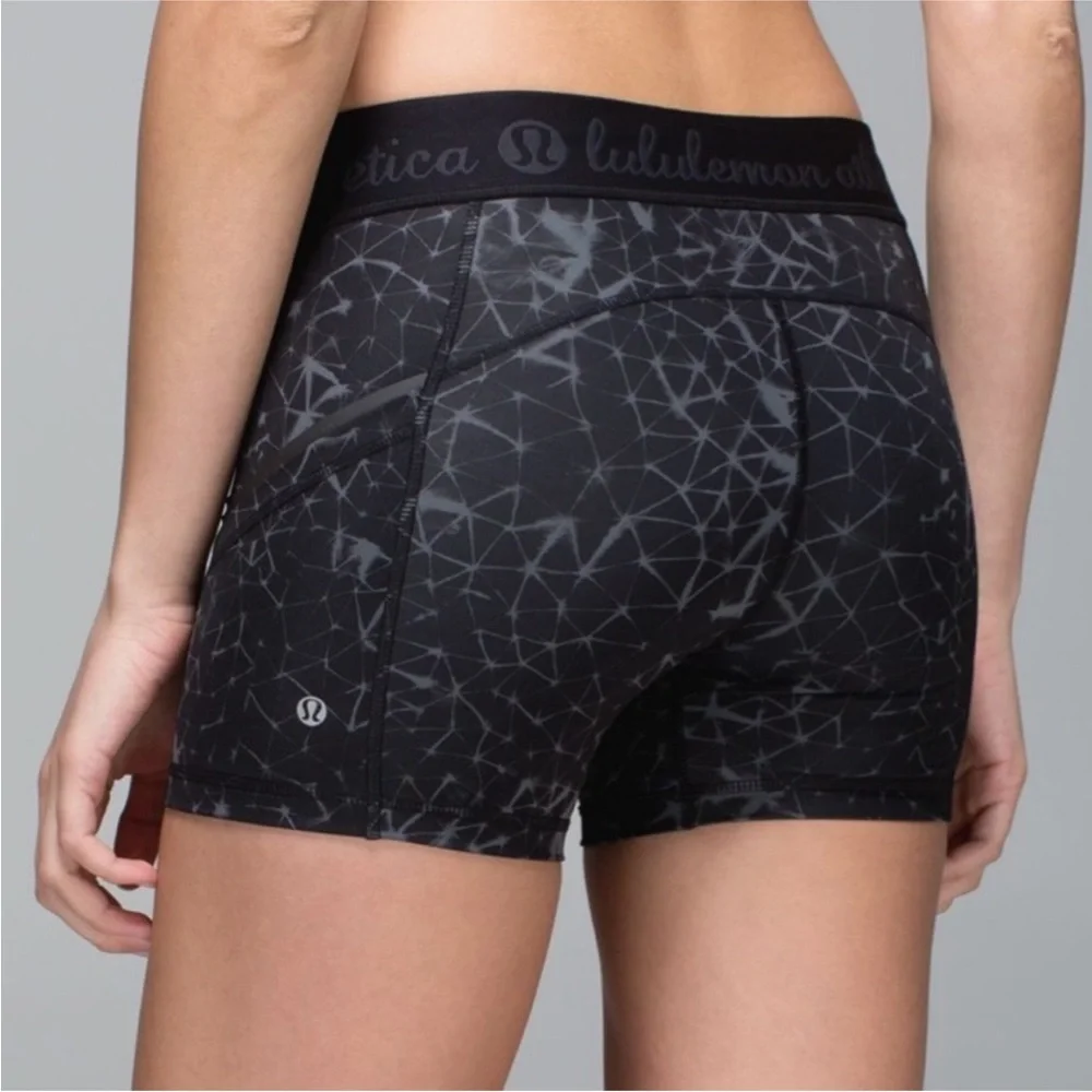 Lululemon athletica ~What The Sport / 4”Short Full   Size 2 Sashiko Print